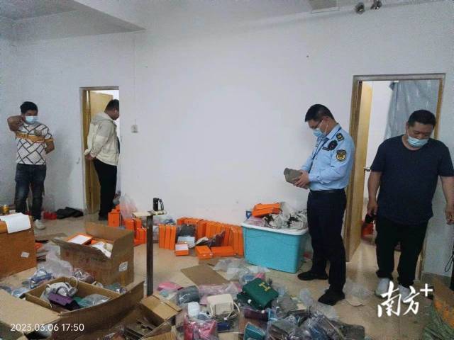 清遠市市場監管局執法人員現場查扣侵權假冒皮具。